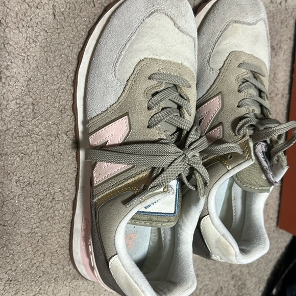 New Balance - Picture 1 of 3